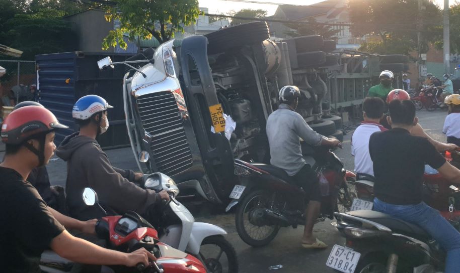 xe container lat ngang giua duong tai xe dap cua thoat than dspl 2