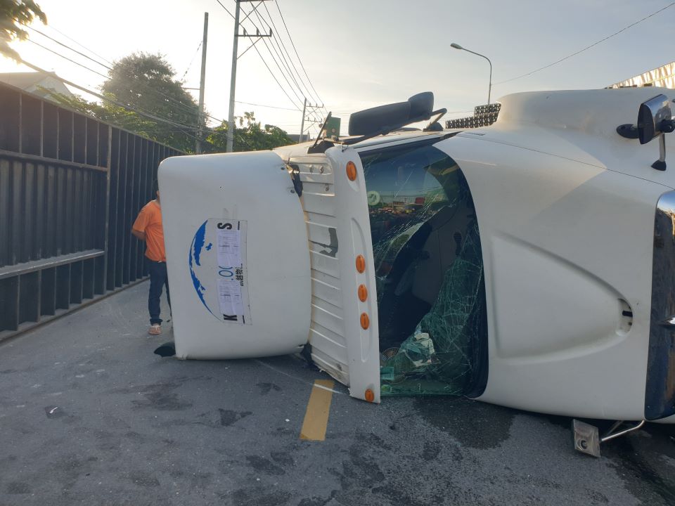 xe container lat ngang giua duong tai xe dap cua thoat than dspl 3