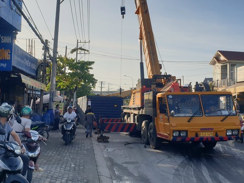 xe container lat ngang giua duong tai xe dap cua thoat than dspl 4