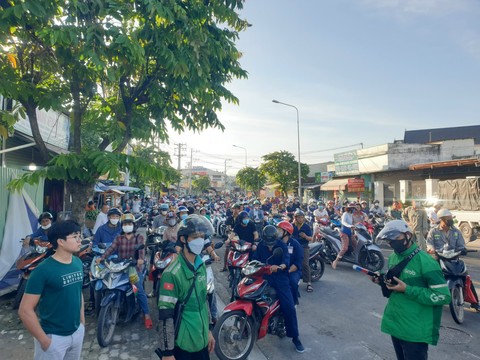 xe container lat ngang giua duong tai xe dap cua thoat than dspl 5