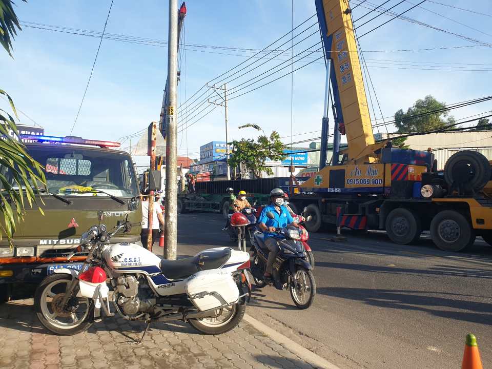 xe container lat ngang giua duong tai xe dap cua thoat than dspl 7