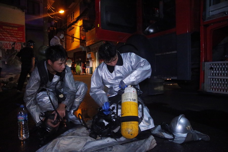 vu chay chung cu mini co 150 nguoi o linh cuu hoa bi thuong kiet suc sau nhieu gio chua chay dspl 13