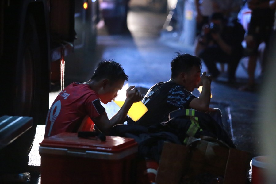 vu chay chung cu mini co 150 nguoi o linh cuu hoa bi thuong kiet suc sau nhieu gio chua chay dspl 9