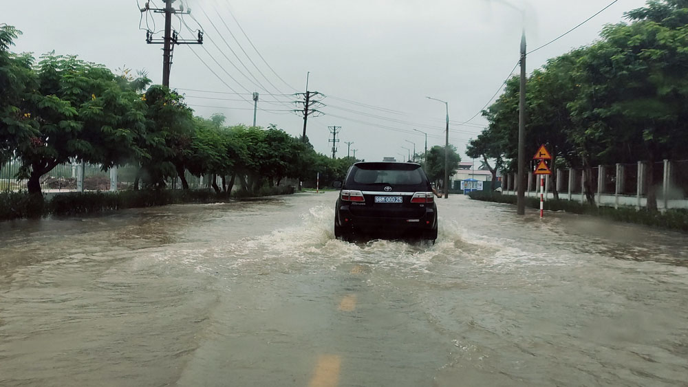 bac giang mua lon mot so tuyen duong va ngam tran bi ngap