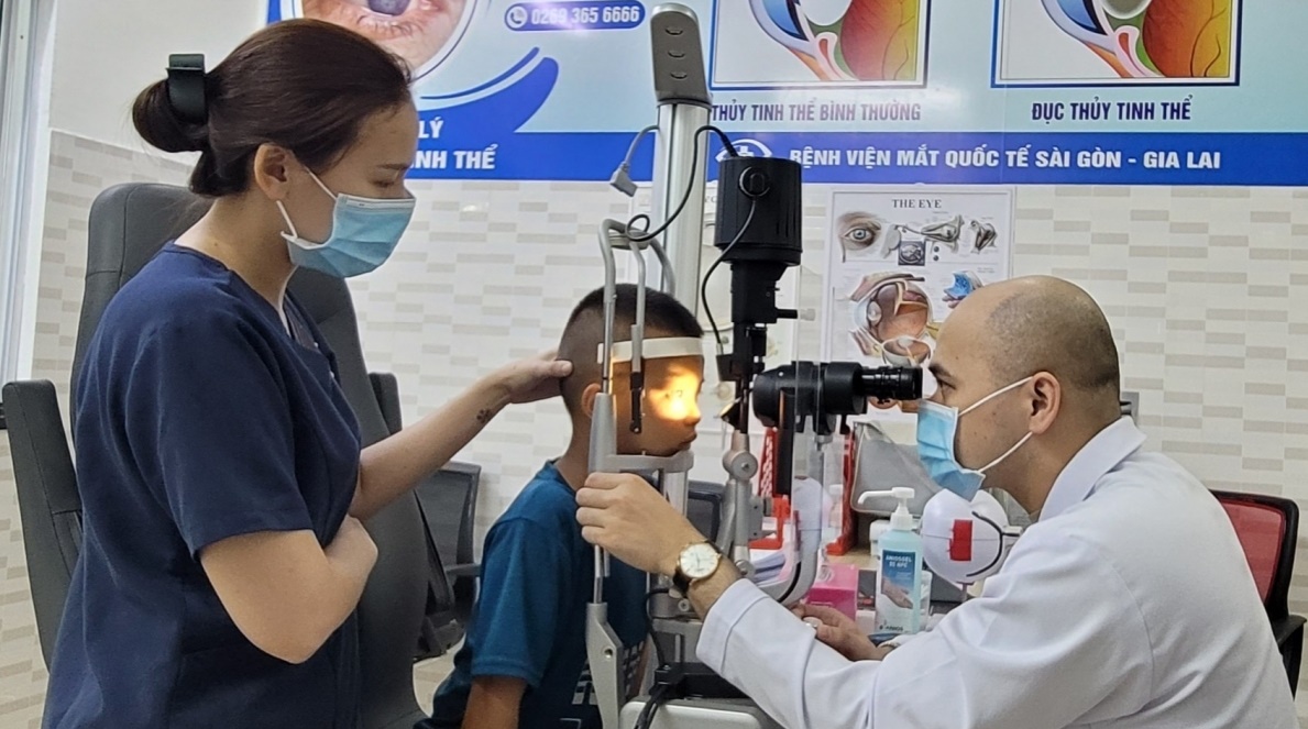 ha noi ghi nhan nhieu hoc sinh toi benh vien kham dau mat d