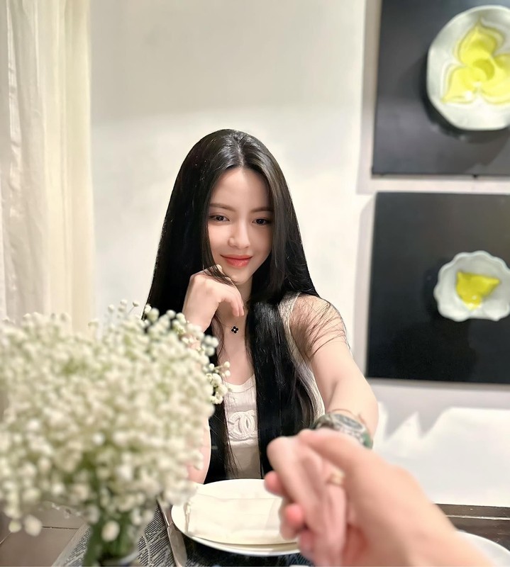 nhan sac thang hang cua hotgirl vuong tin don hen ho voi cau thu quang hai 1