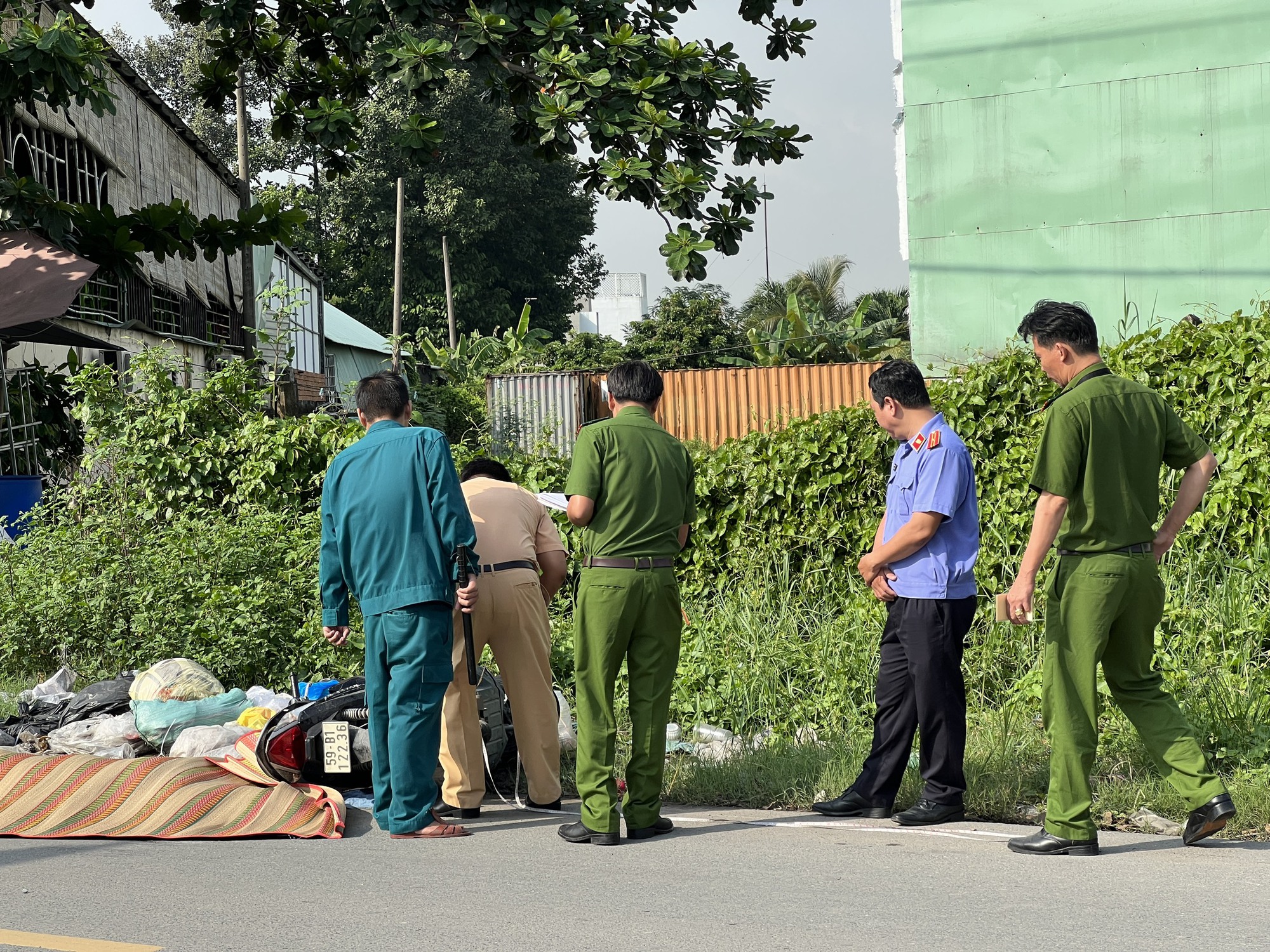 nguoi phu nu ban ve so tu vong sau va cham voi xe khach de lai 4 con tho 1 nguoi phu nu ban ve so tu vong sau va cham voi xe khach de lai 4 con tho 1