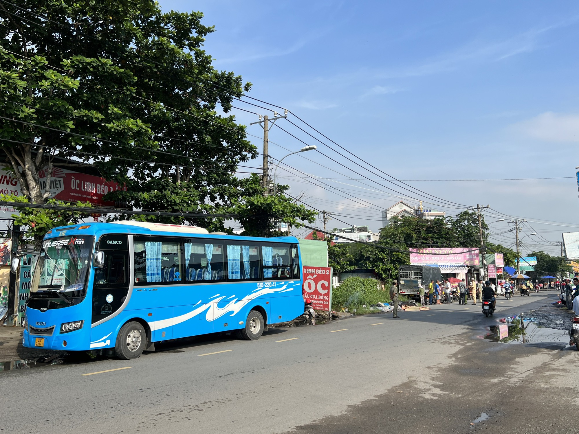 nguoi phu nu ban ve so tu vong sau va cham voi xe khach de lai 4 con tho 2 nguoi phu nu ban ve so tu vong sau va cham voi xe khach de lai 4 con tho 2