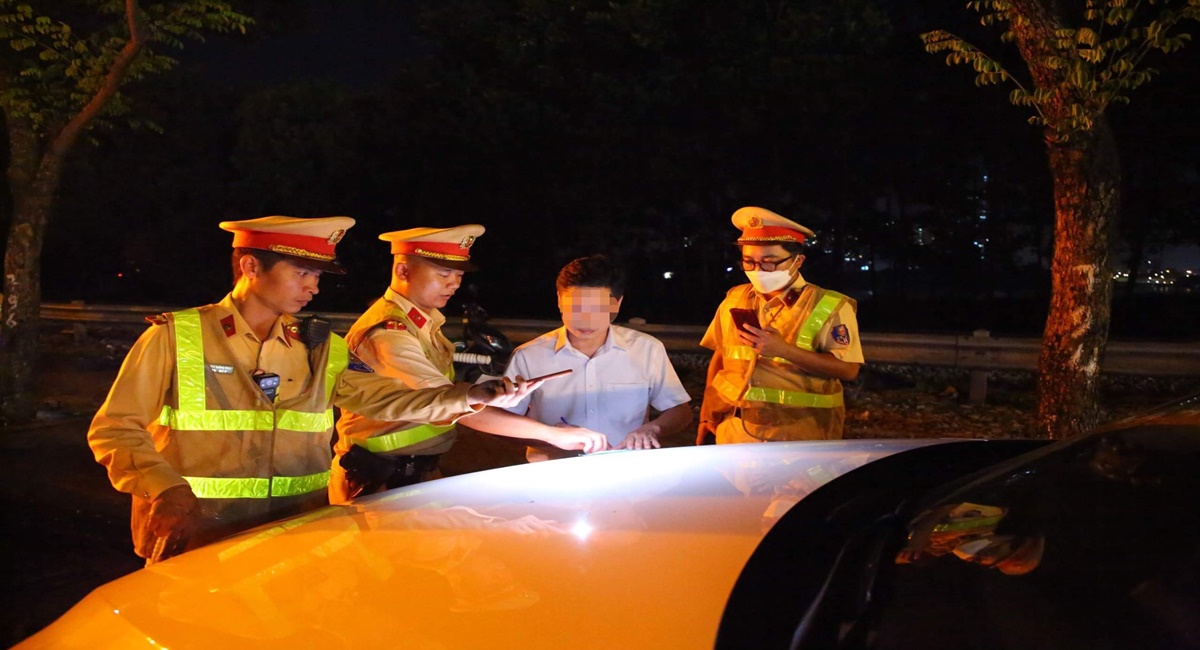 Tin trong nước - Chủ tịch phường ở Hà Nội không chịu đo nồng độ cồn, bị xử phạt 56 triệu đồng
