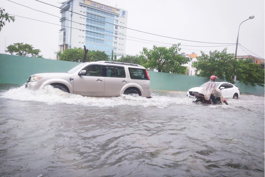 da nang mua trang troi nhieu tuyen duong ngap thanh song giao thong te liet 5