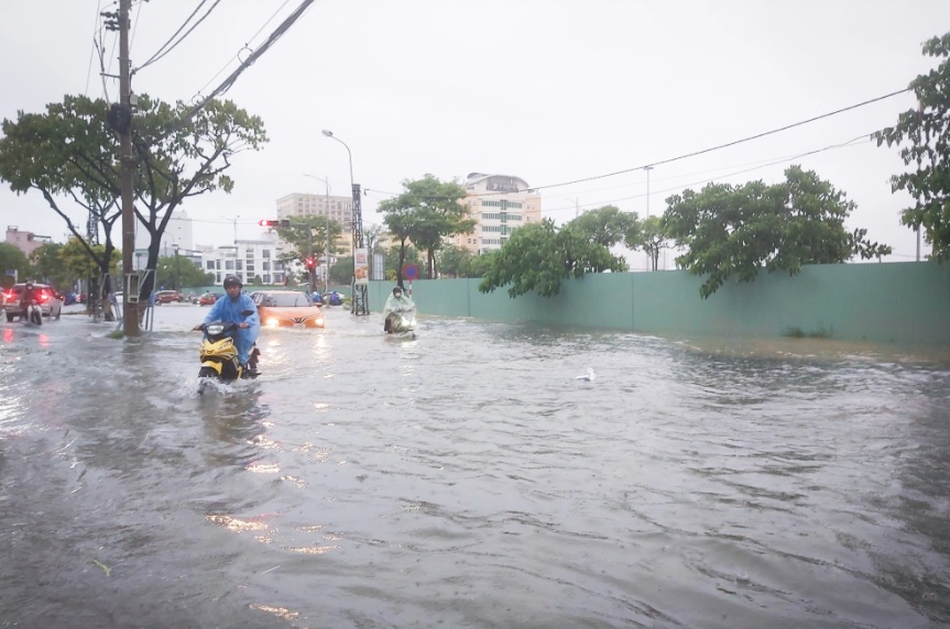 da nang mua trang troi nhieu tuyen duong ngap thanh song giao thong te liet 6