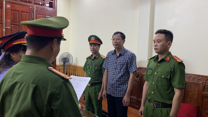 vi sao hieu truong va ke toan truong cao dang cong nghiep thanh hoa bi bat giam