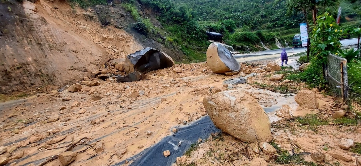 dat xoi lo da tang lon tu tren taluy do xuong quoc lo 4d di sa pa dat xoi lo da tang lon tu tren taluy do xuong quoc lo 4d di sa pa