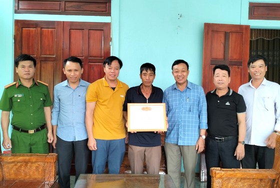 khen thuong nguoi dan ong dung cam cuu nguoi giua dong lu chay xiet khen thuong nguoi dan ong dung cam cuu nguoi giua dong lu chay xiet