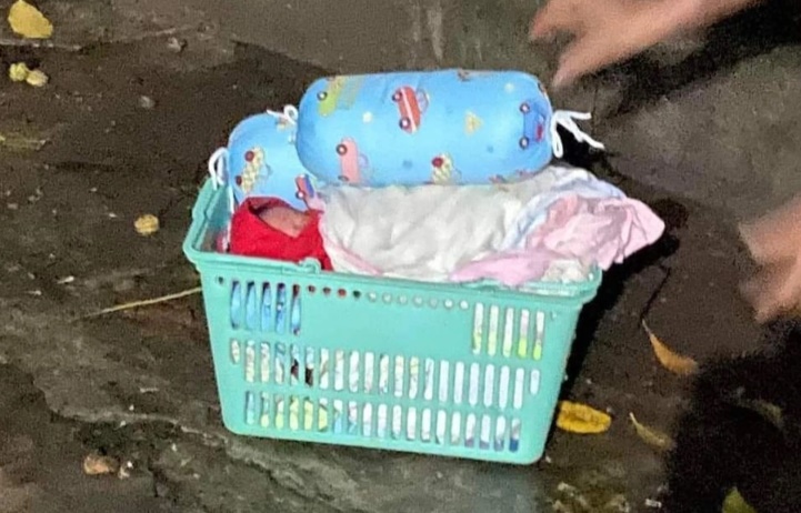 tin nong 24h hom nay ngay 2892023 be trai so sinh con day ron bi bo ben duong trong dem mua