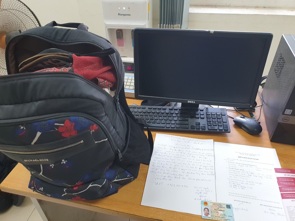 hanh khach bo quen balo chua hon 2 ty dong tren xe buyt tai xe tra lai tai san2 hanh khach bo quen balo chua hon 2 ty dong tren xe buyt tai xe tra lai tai san2