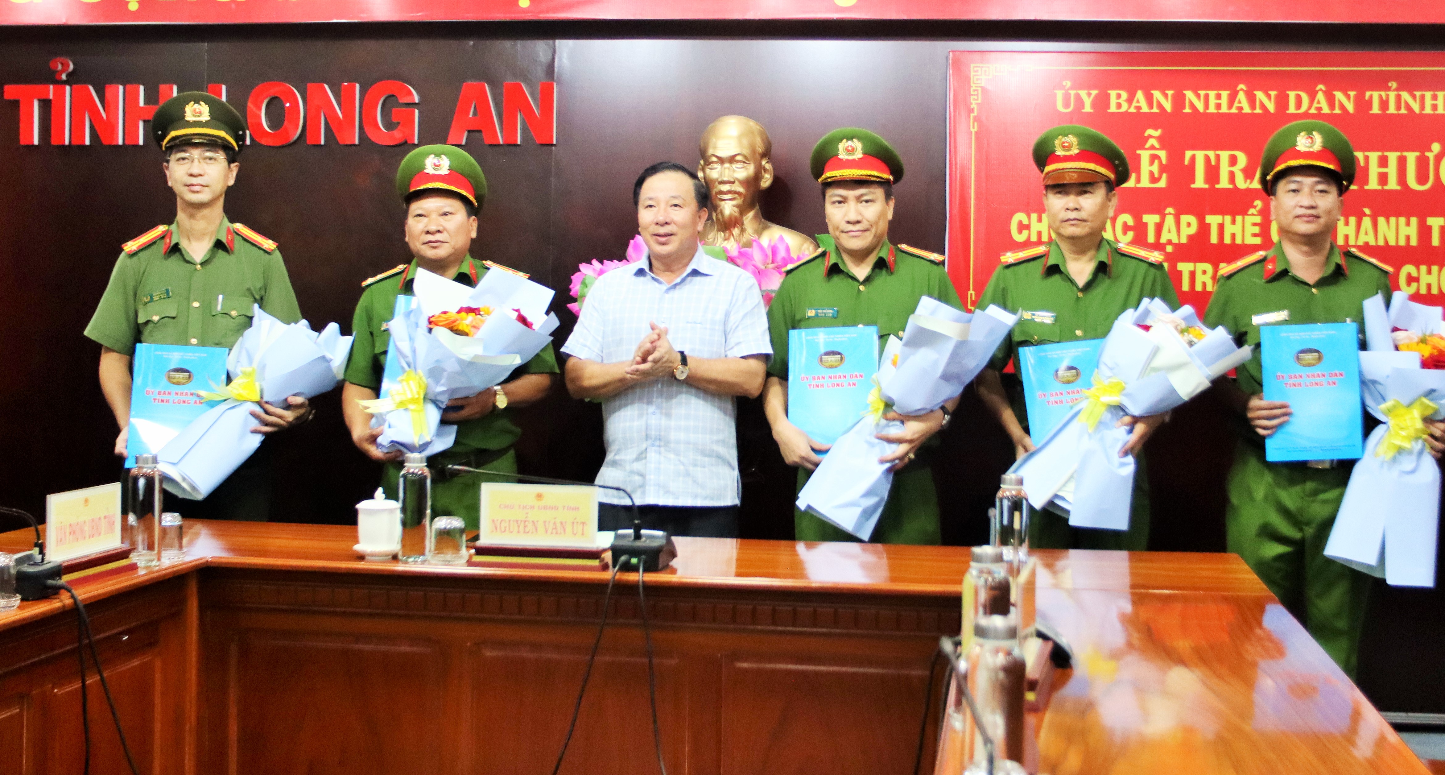 vu be gai 3 tuoi bi bat coc doi tien chuoc cong an trao lai gan 1 ty cho nha nan nhan2 vu be gai 3 tuoi bi bat coc doi tien chuoc cong an trao lai gan 1 ty cho nha nan nhan2