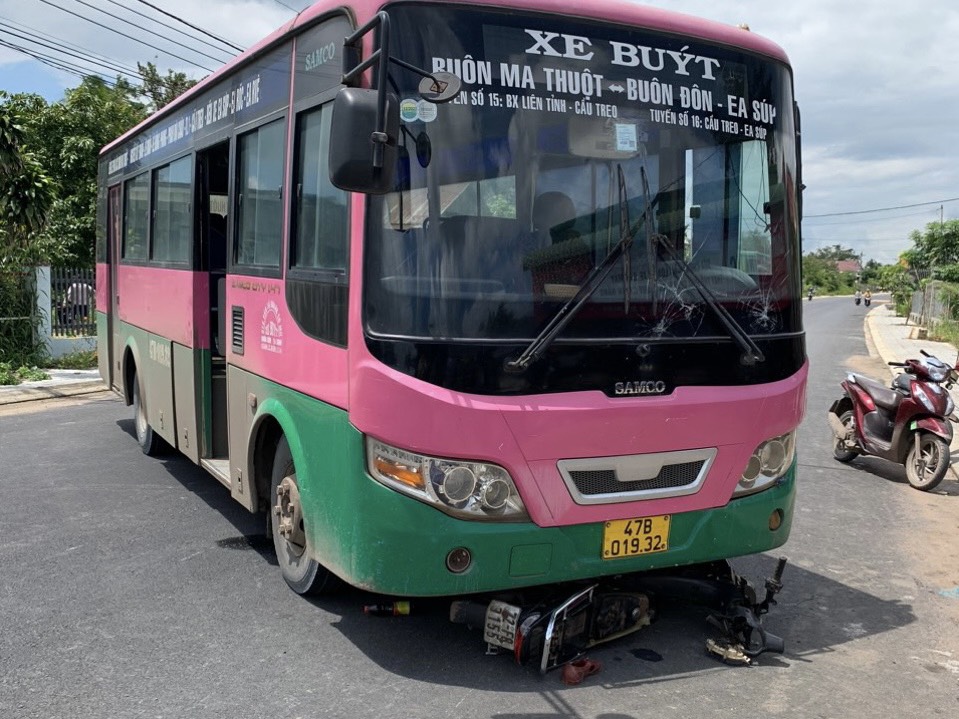 xe buyt cuon xe may vao gam vo chong gap nan thuong tam
