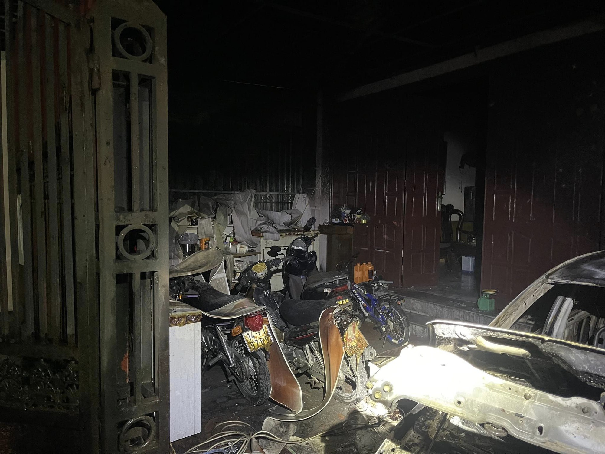 hien truong vu chay gara nha dan o hai phong 4 nguoi may man duoc giai cuu 2