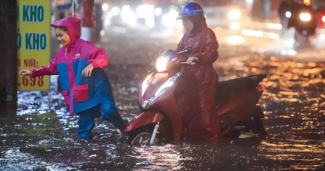 tphcm mua lon khien nhieu tuyen duong thanh song nguoi dan vat va ve nha 4