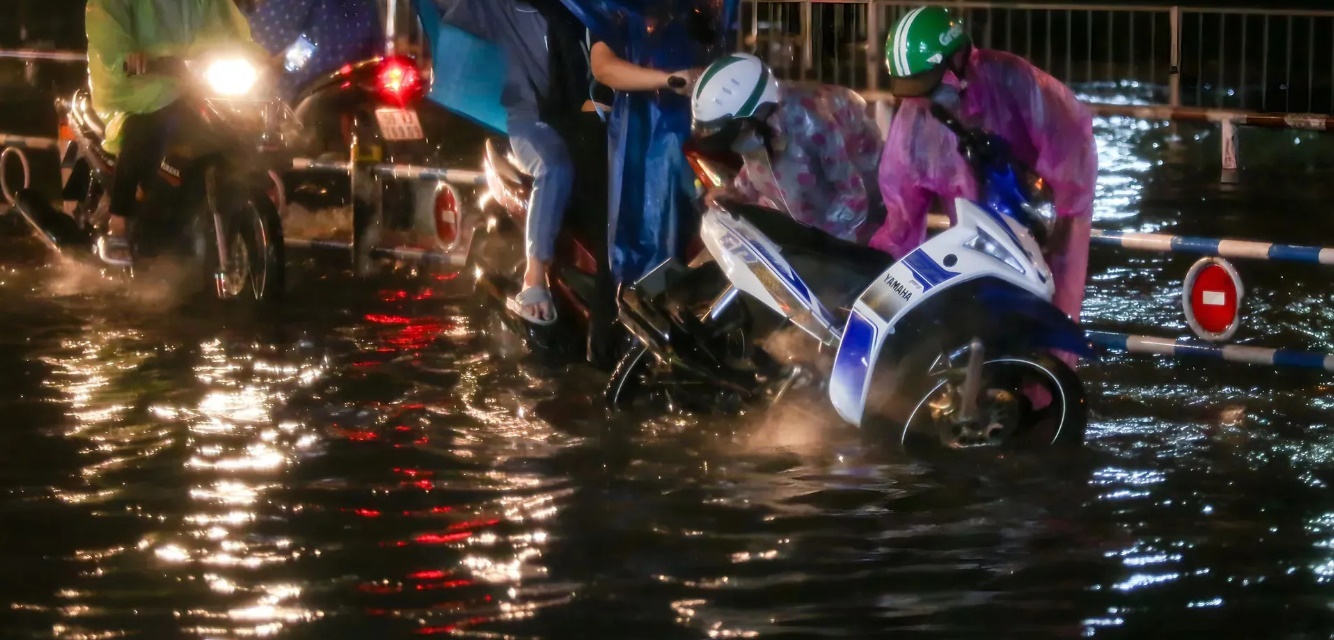 tphcm mua lon khien nhieu tuyen duong thanh song nguoi dan vat va ve nha 5