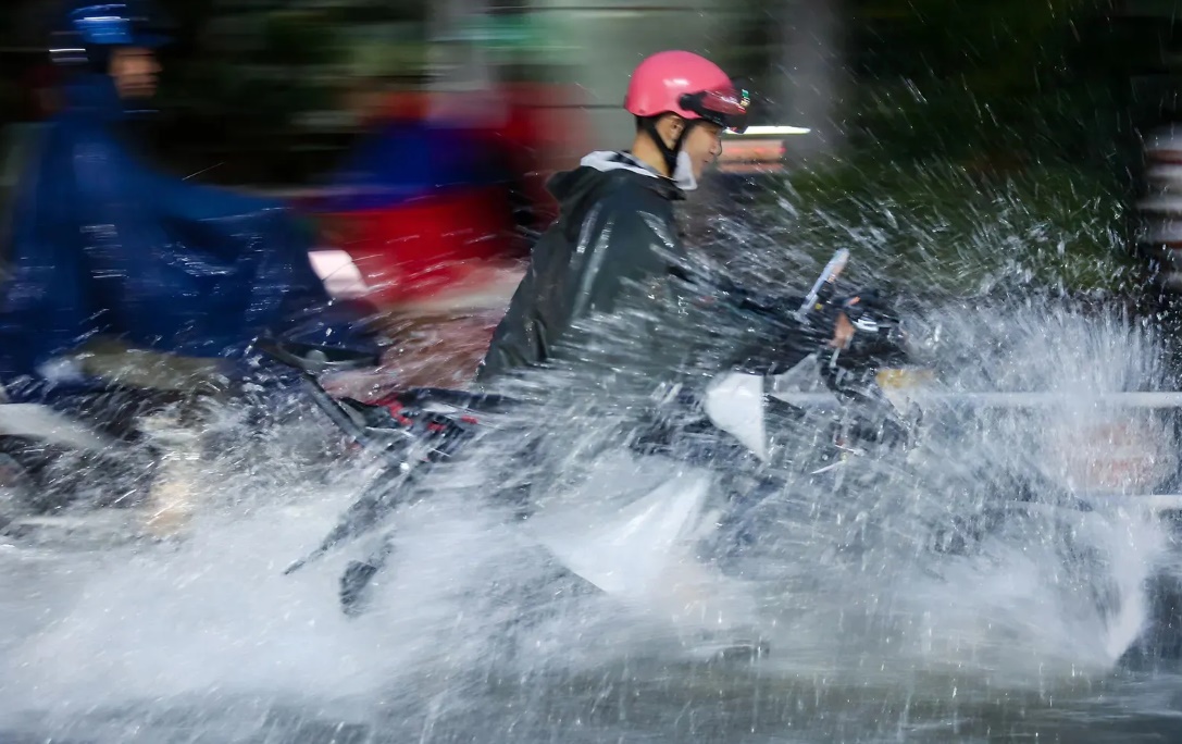 tphcm mua lon khien nhieu tuyen duong thanh song nguoi dan vat va ve nha 6