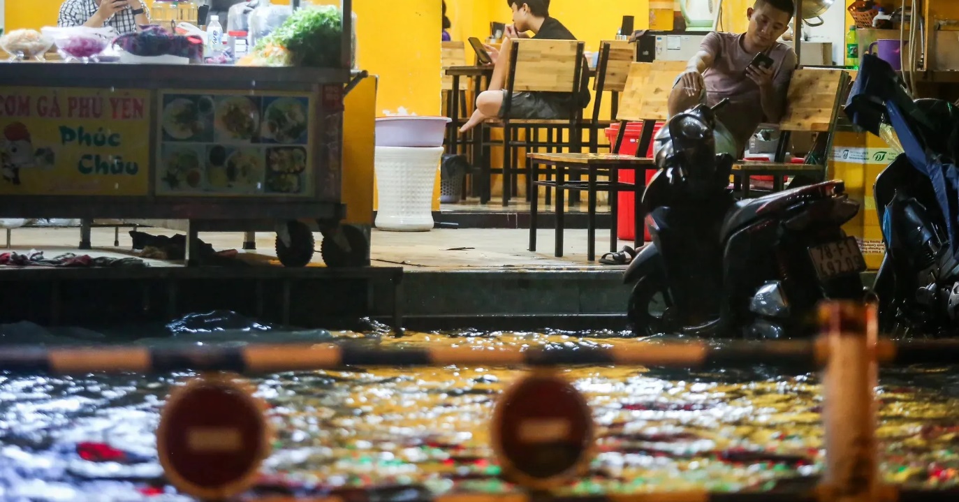 tphcm mua lon khien nhieu tuyen duong thanh song nguoi dan vat va ve nha 7