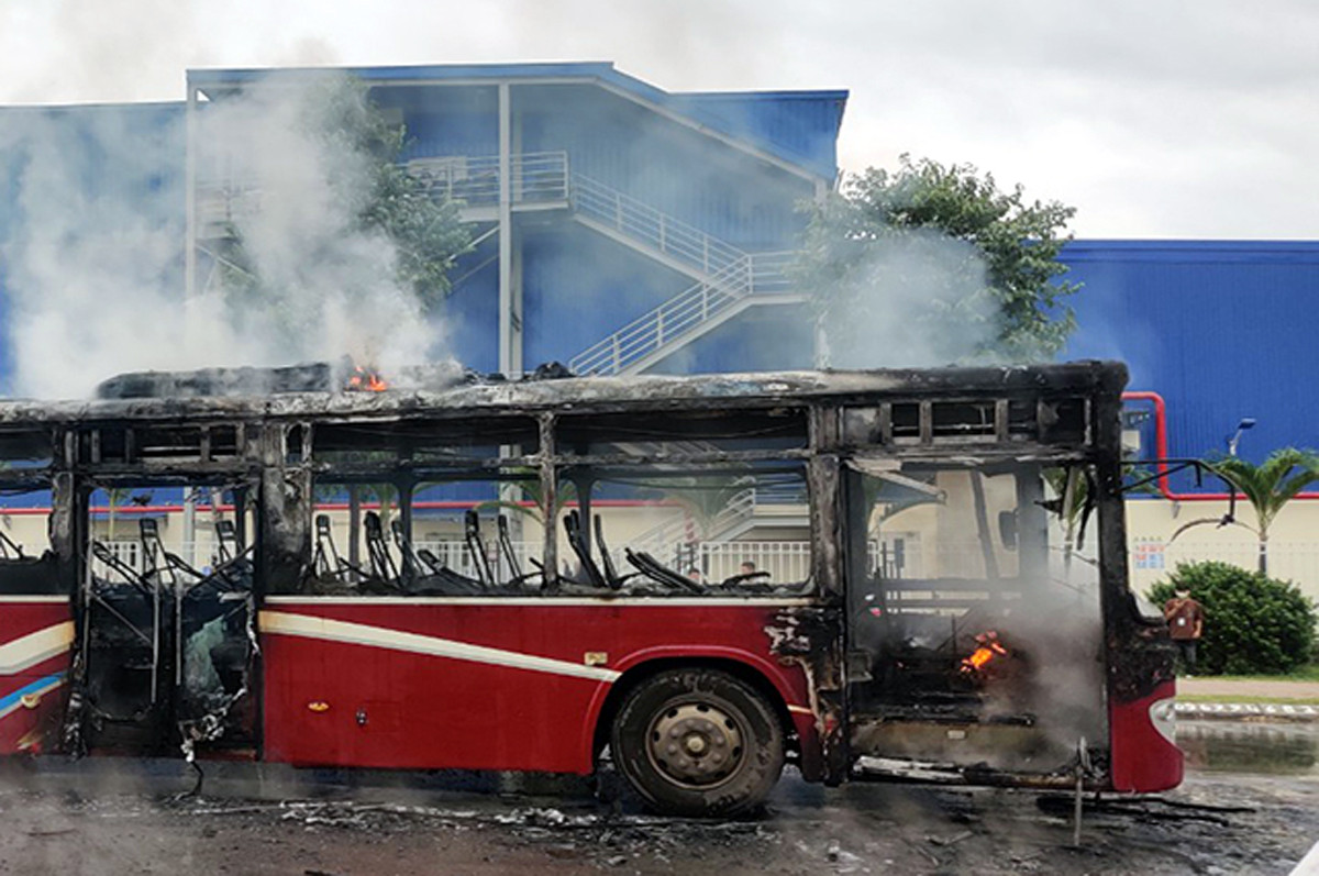 hien truong vu xe khach 45 cho boc chay du doi o bac giang 3
