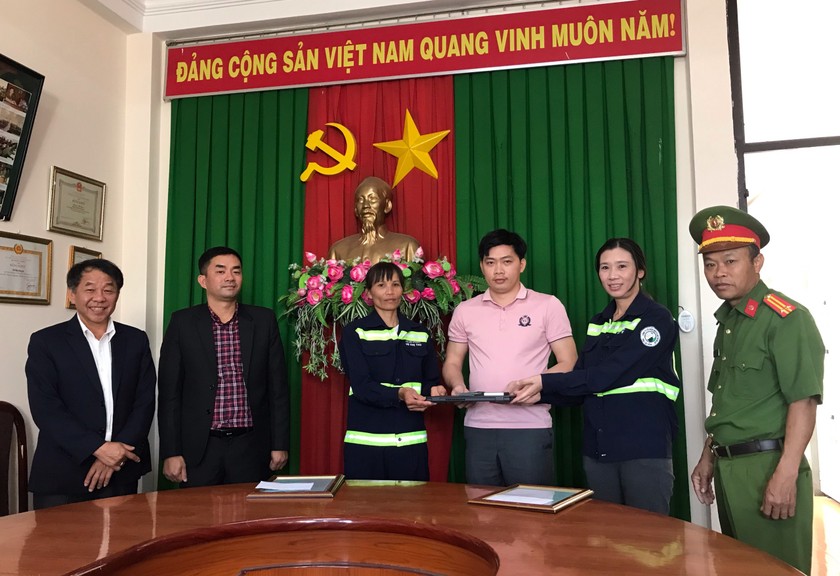 nu nhan vien ve sinh moi truong tra lai 4700 usd va laptop nhat duoc nu nhan vien ve sinh moi truong tra lai 4700 usd va laptop nhat duoc