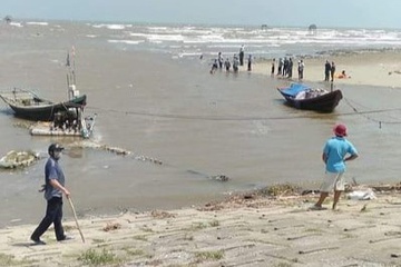 ru nhau di tam bien 3 hoc sinh o nam dinh mat tich dspl