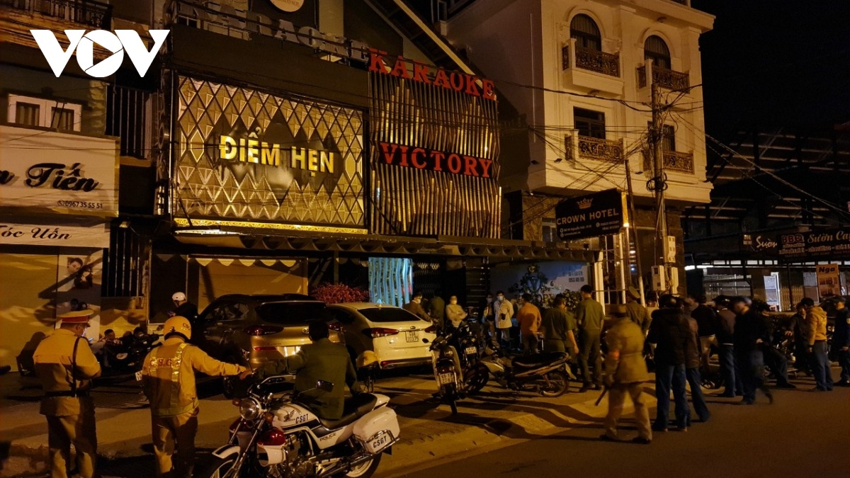 hoat dong giua mua dich hai quan karaoke dong cua co thu khi bi kiem tra dspl1