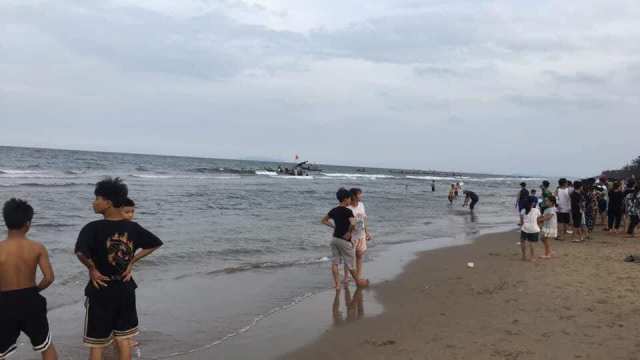 2 em nho duoi nuoc khi di tam bien thanh hoa dspl 2 em nho duoi nuoc khi di tam bien thanh hoa dspl