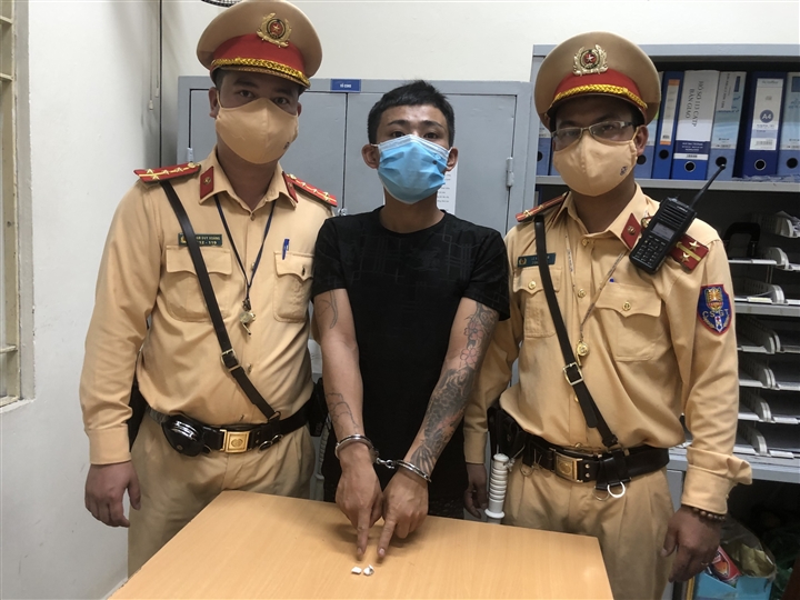 tai xe grab lao thang xe vao chot csgt to hanh khach giau ma tuy trong nguoi dspl tai xe grab lao thang xe vao chot csgt to hanh khach giau ma tuy trong nguoi dspl