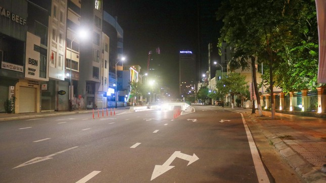 da nang duong pho vang lang trong dem dau tiem thuc hien gian cach theo chi thi moi dspl 3