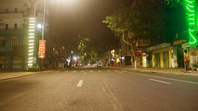 da nang duong pho vang lang trong dem dau tiem thuc hien gian cach theo chi thi moi dspl 4