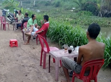 mo cua ban ca phe chu quan cung khach hang bi phat 90 trieu dong dspl