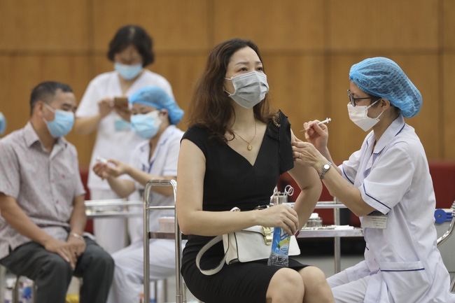 nguoi tiem du lieu vaccine covid 19 ve tu vung dich khong can cach ly y te dspl