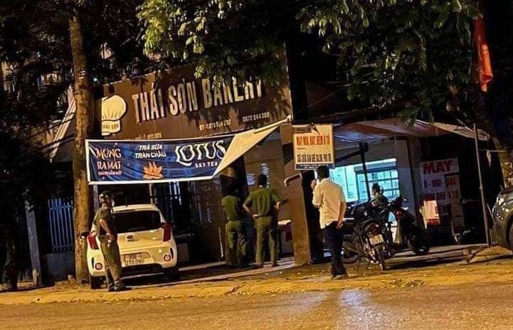 ha noi nam thanh nien tu vong trong cua hang banh dspl