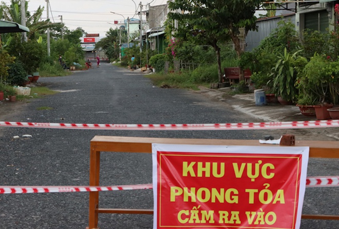 nam thanh nien tron khoi khu phong toa de mua bia ruou thuoc la dspl