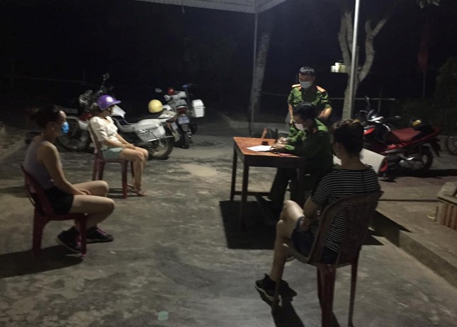 ru nhau ra dong ngam trang ram 3 phu nu bi phat tien dspl ru nhau ra dong ngam trang ram 3 phu nu bi phat tien dspl