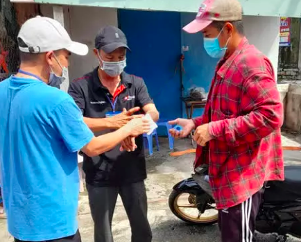 bi hoi giay di duong nguoi dan ong rut dao chem dut gan tay nguoi truc chot kiem dich covid 19dspl