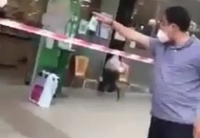 nguoi dan ong tu xung la ban chi dao quan 7 gay roi tai sieu thi dspl nguoi dan ong tu xung la ban chi dao quan 7 gay roi tai sieu thi dspl