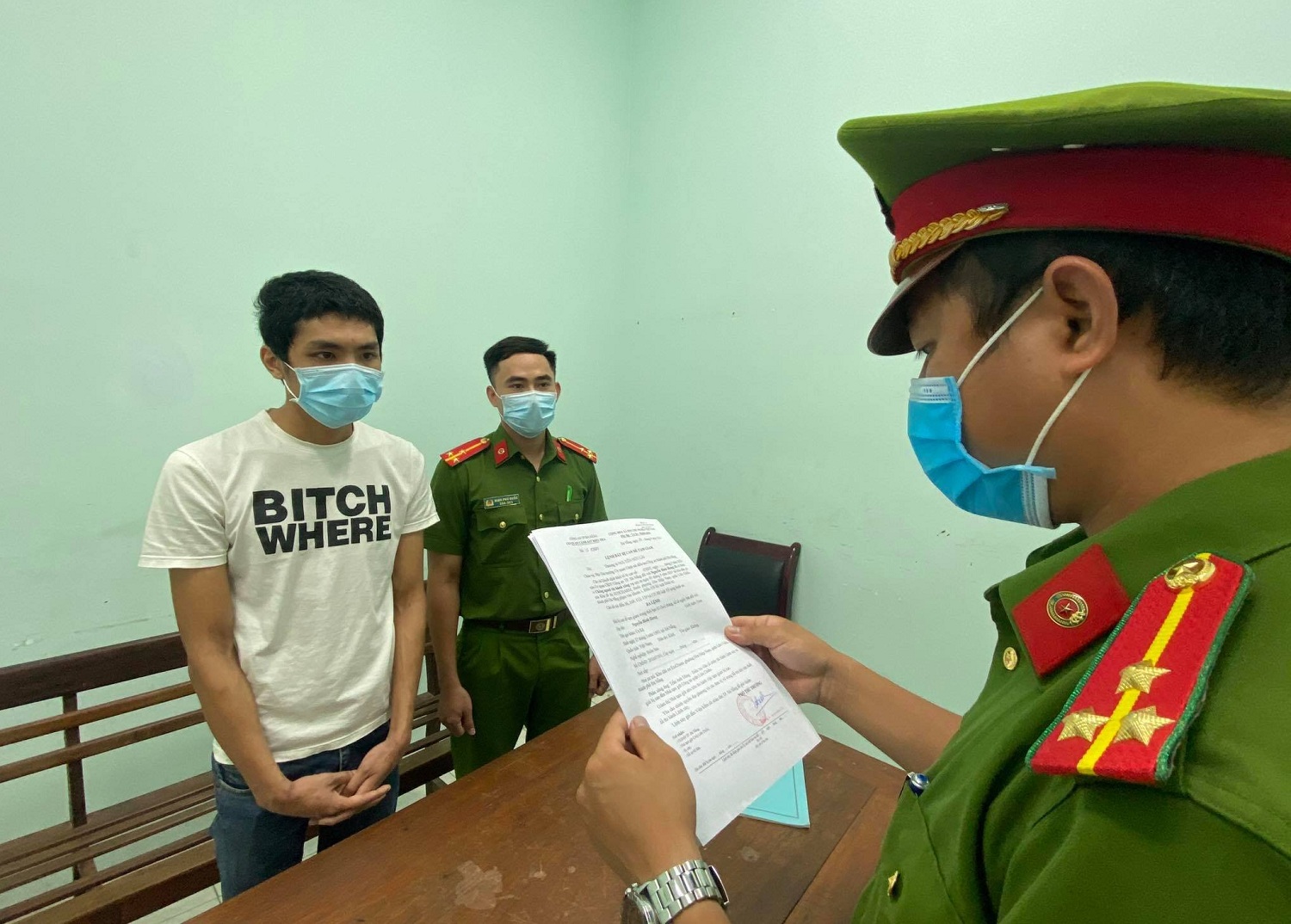 nam thanh nien vac xeng duoi danh pho chu tich phuong dspl