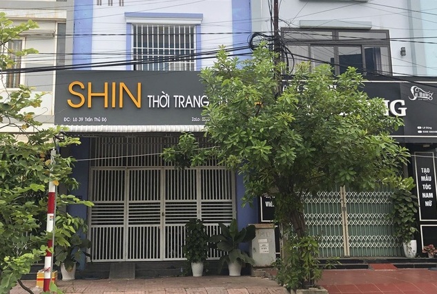 triet pha dong lac nup bong shop thoi trang ba chu cung nu tiep vien bay cung khach dspl