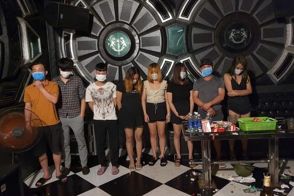 17 nam thanh nu tu tu tap hat karaoke bat chap lenh cam dspl