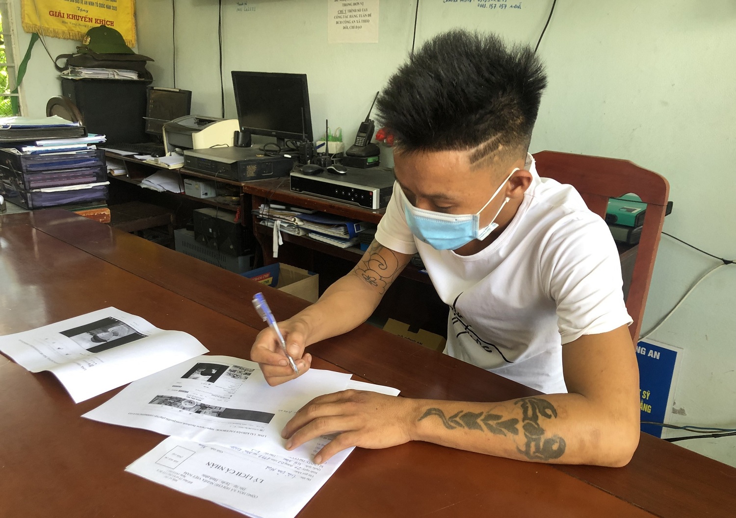 bi buoc giai tan cuoc nhau thanh nien quay clip xuc pham cong an dspl