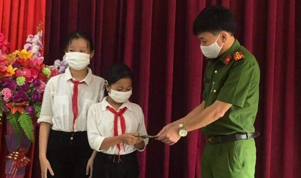 nhat duoc tui tien hai nu sinh lop 6 tra lai nguoi danh roi dspl