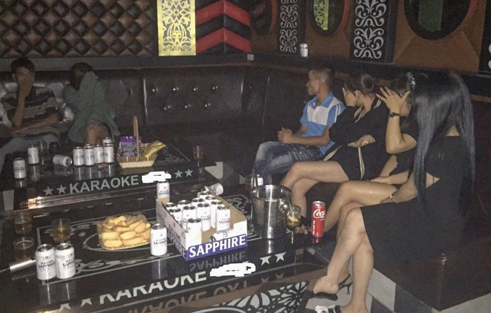 hai quan karaoke hoat dong chui giua mua dich dspl