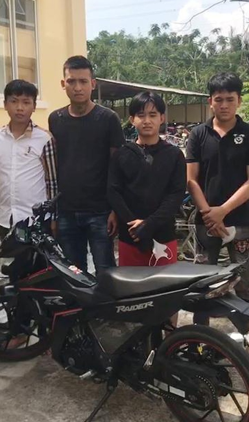 nhom cuop dung kim tiem uy hiep nguoi di duong dspl1