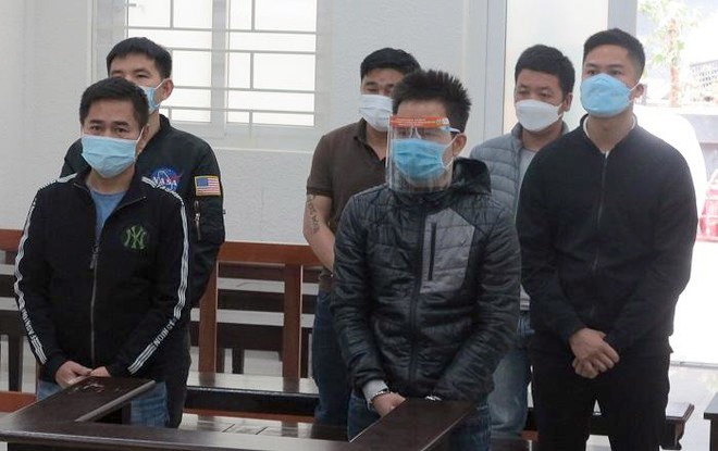 ba anh em ru nhau vao tu sau vu no sung o ha noi dspl